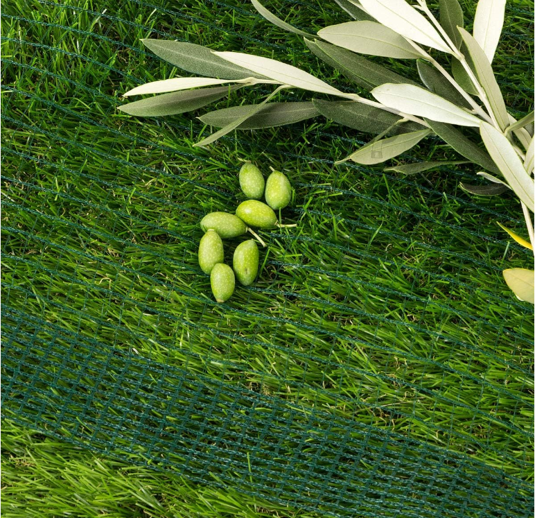 Primo piano della trama fitta della rete per olive antispina da 85 gr/mq.
