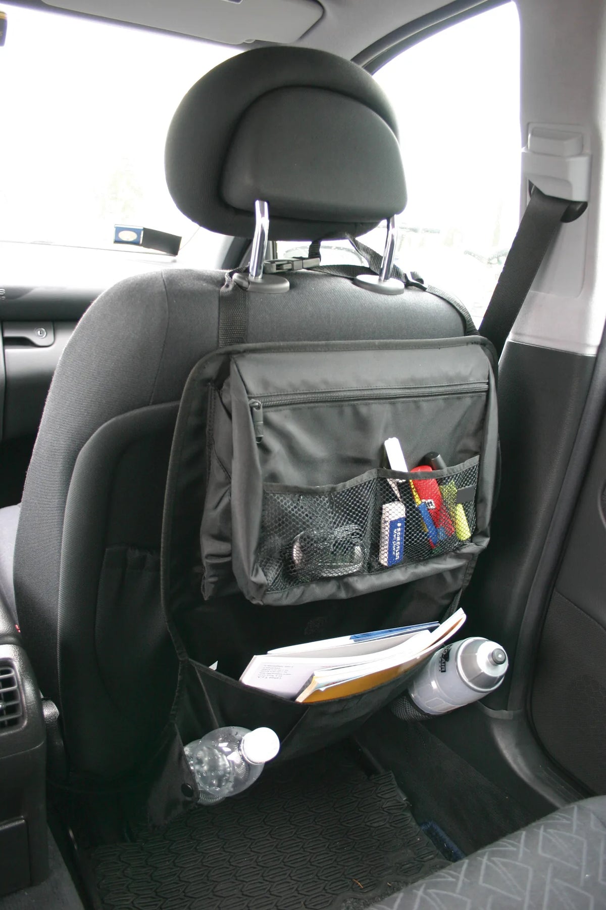 Back seat organizer montato sul veicolo