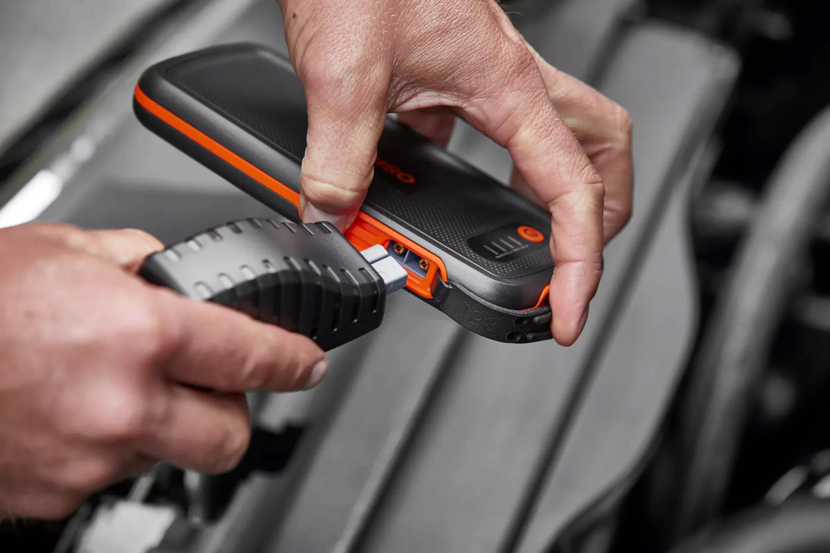 BATTERYstart 200, avviatore di emergenza con funzione power montato sul veicolo