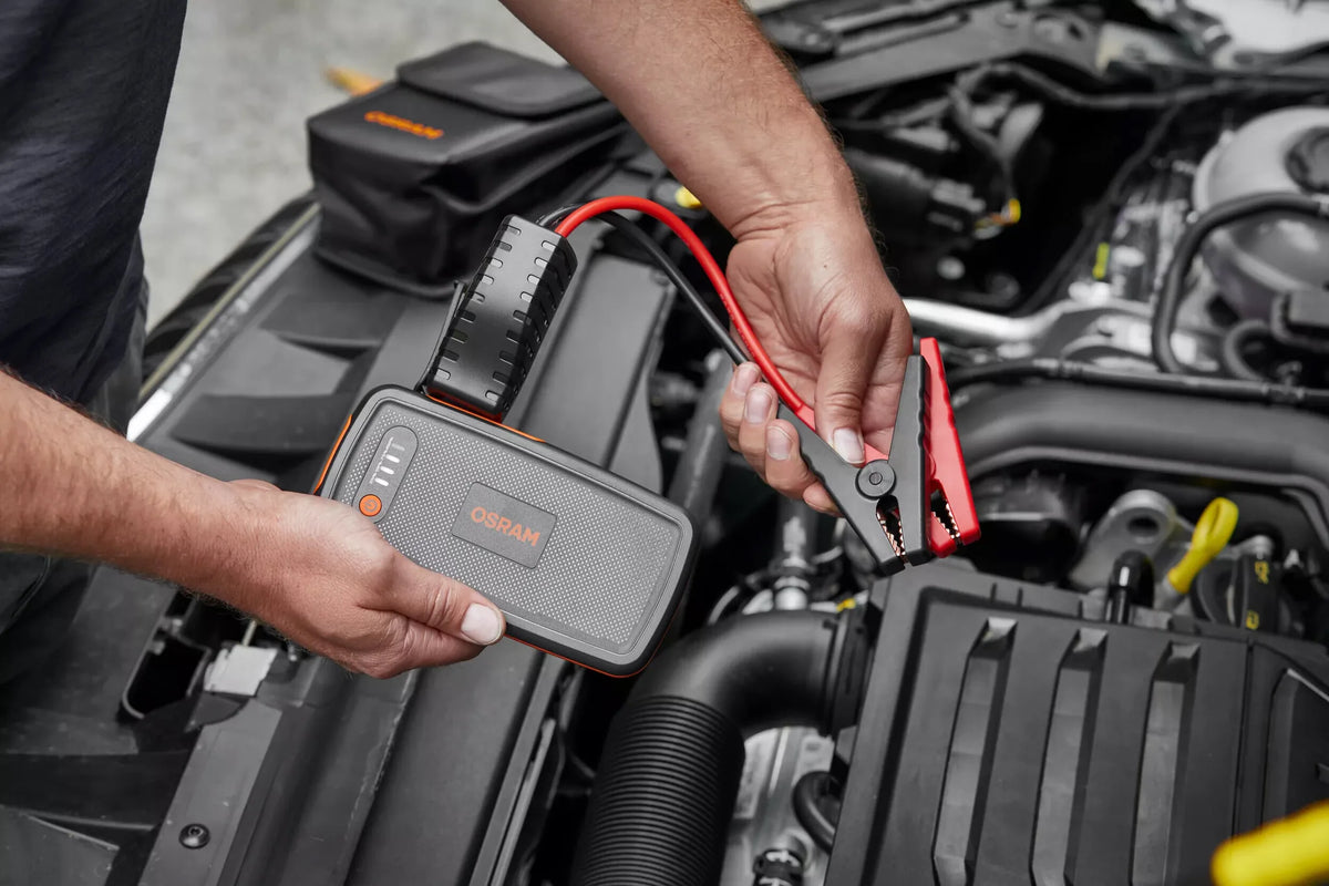 BATTERYstart 200, avviatore di emergenza con funzione power montato sul veicolo, vista 3