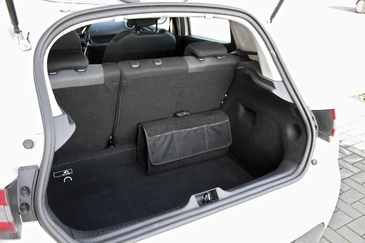 Borsa organizer per baule con rivestimento interno montato sul veicolo