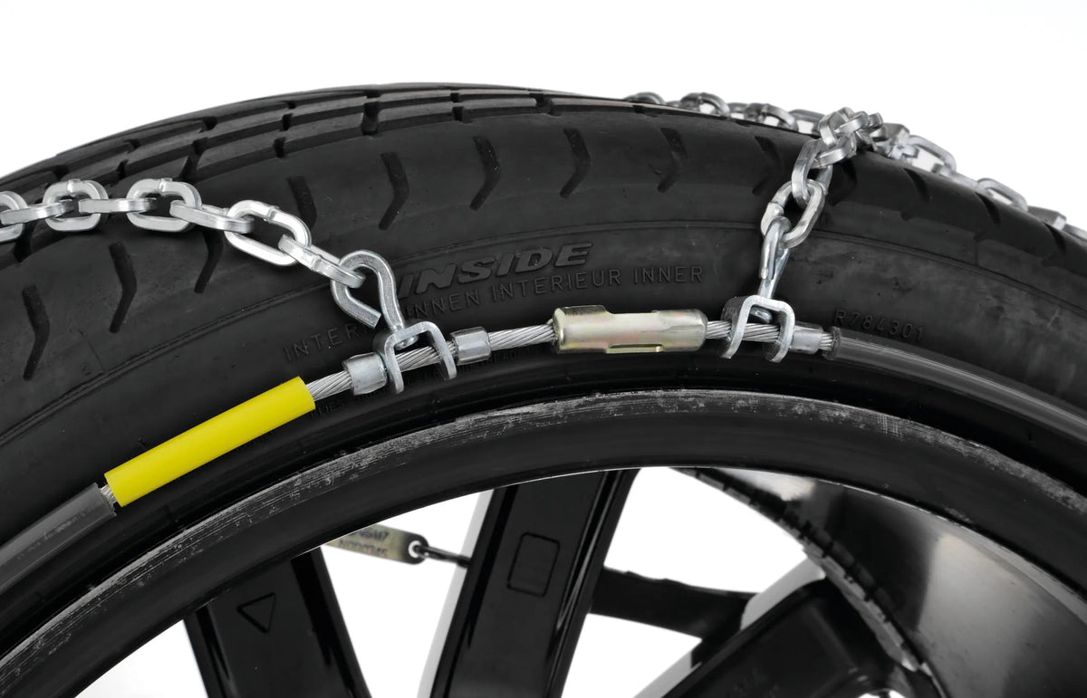Catene da neve SnowDrive S-12 per SUV, 4x4 e fuoristrada su fondo bianco, vista 10