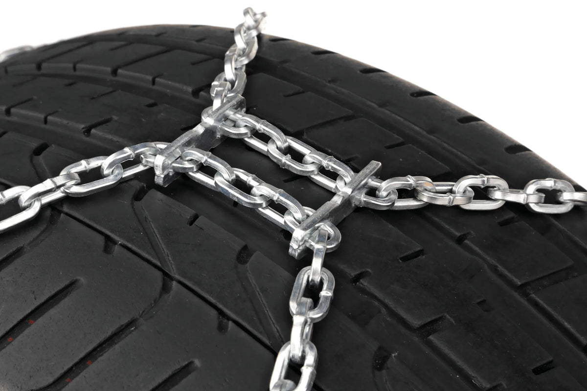 Catene da neve SnowDrive S-12 per SUV, 4x4 e fuoristrada su fondo bianco, vista 12