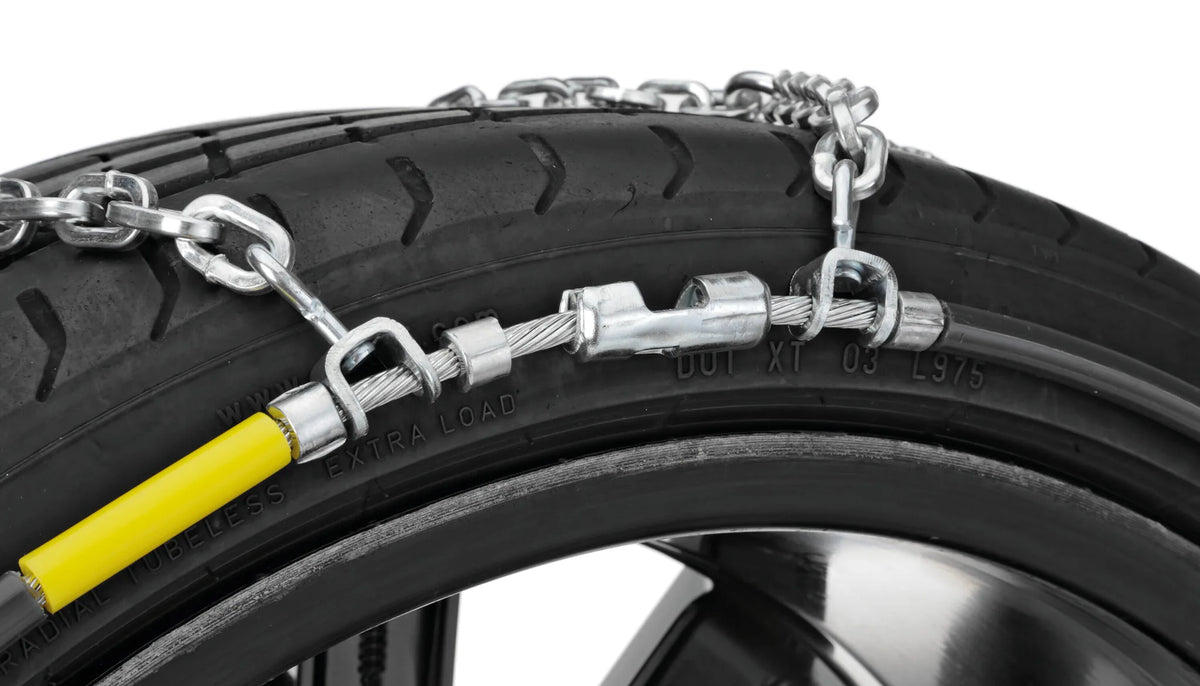 Catene da neve SnowDrive S-16 per furgoni, SUV e camper su fondo bianco, vista 9