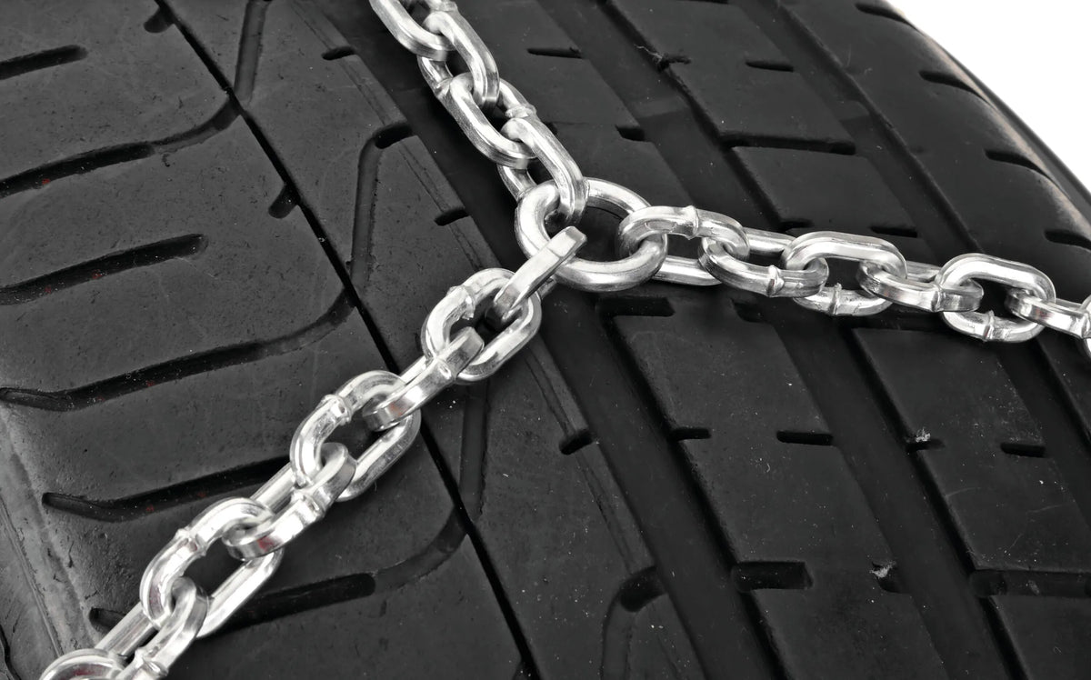 Catene da neve SnowDrive S-16 per furgoni, SUV e camper su fondo bianco, vista 10