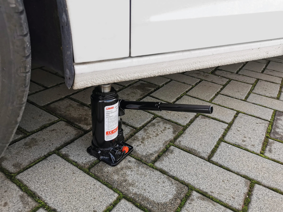 Cric idraulico montato sul veicolo