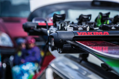FatCat 6 Evo Black, portasci per barre da tetto montato sul veicolo, vista 4