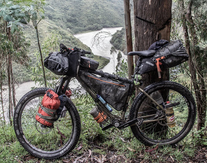 FixPlus Nano, cinghia elastica di fissaggio, 2 pz - 1,25 x montato sul veicolo