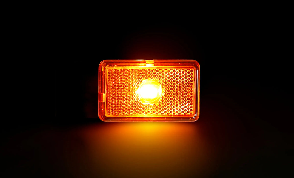 Luce ingombro con catarifrangente e staffa montato sul veicolo, vista 2