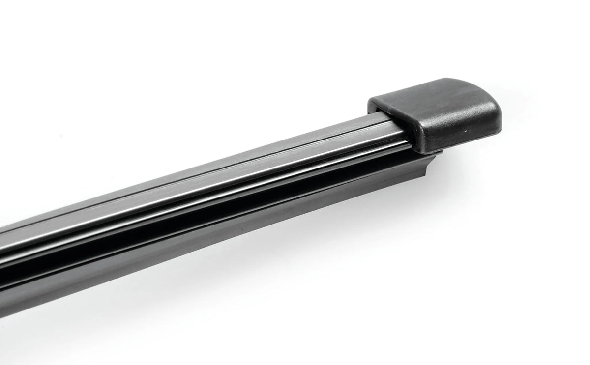 One Fit Flat, spazzola tergicristallo posteriore tipo flat su fondo bianco, vista 4