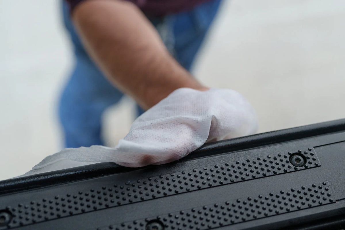 Panni umidificati rinnova guarnizioni, plastiche e gomme montato sul veicolo, vista 3