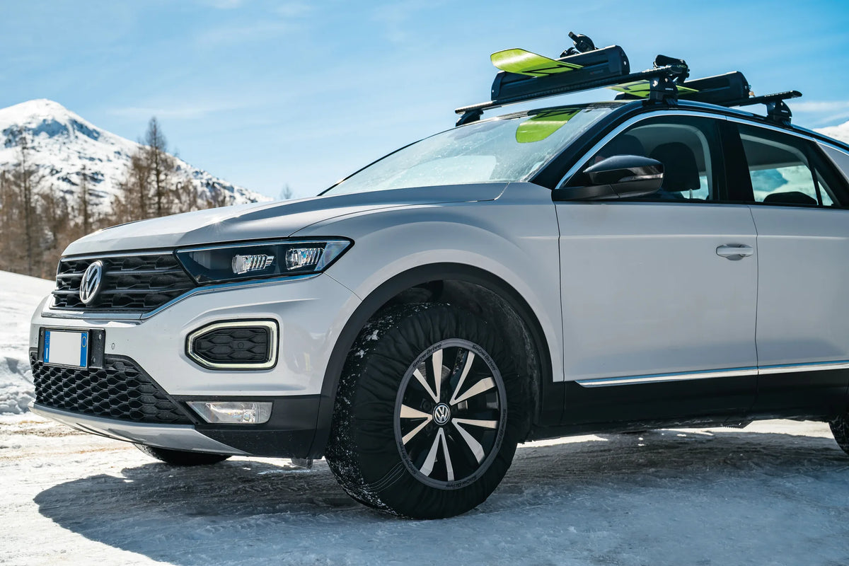 Performance, coppia di calze da neve per auto montato sul veicolo, vista 2