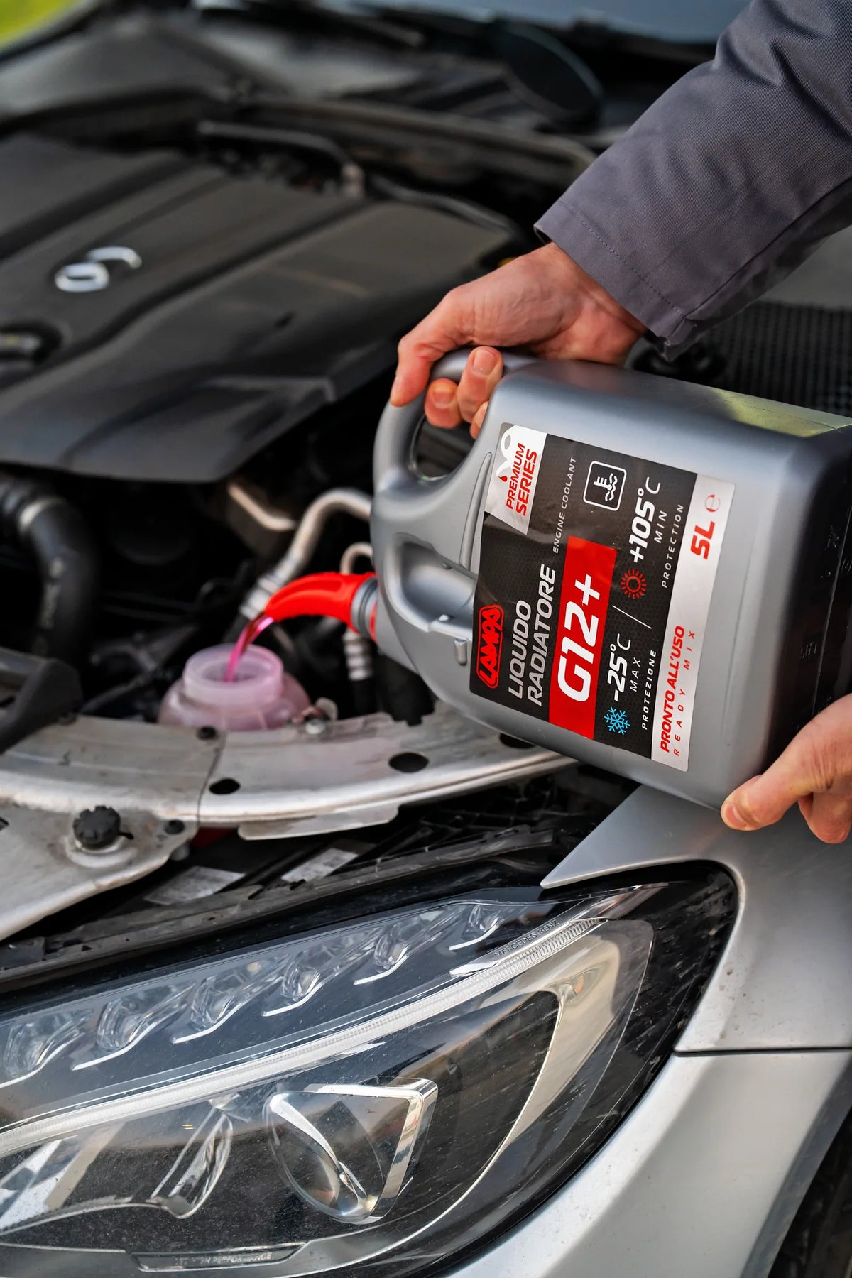 Premium Series Rosso G12+, liquido antigelo radiatore montato sul veicolo, vista 2