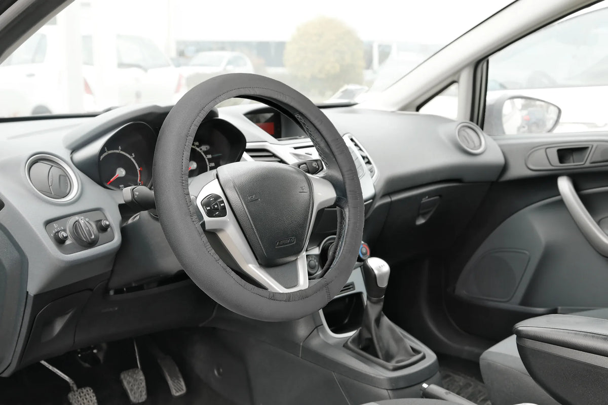 Protector 2 in 1, coprivolante elasticizzato in poliestere montato sul veicolo
