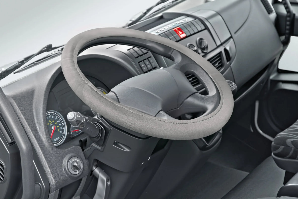 Protector 2 in 1, coprivolante elasticizzato in poliestere montato sul veicolo