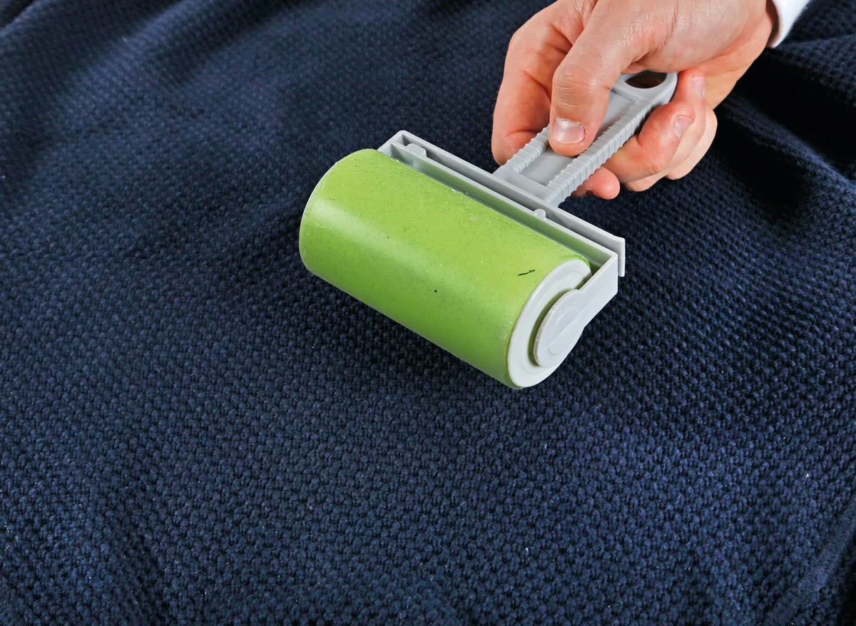 Rullo leva pelucchi in silicone montato sul veicolo, vista 2