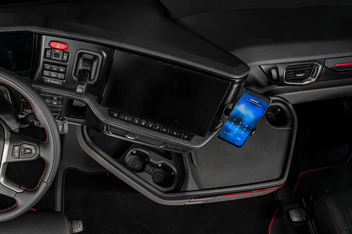 Snap 2.0 Compact, porta telefono a clip con base adesiva montato sul veicolo