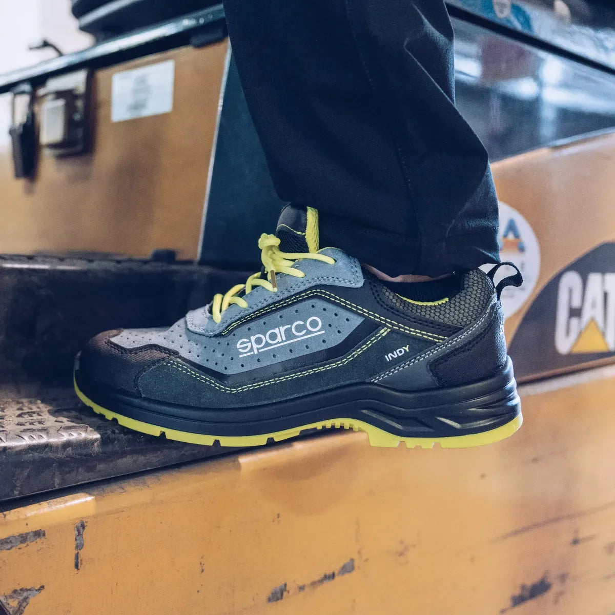 Scarpe antinfortunistiche basse Sparco Indy ESD S1PS SR FO LG in pelle scamosciata Grigio Scuro / Giallo Fluo – vista 2