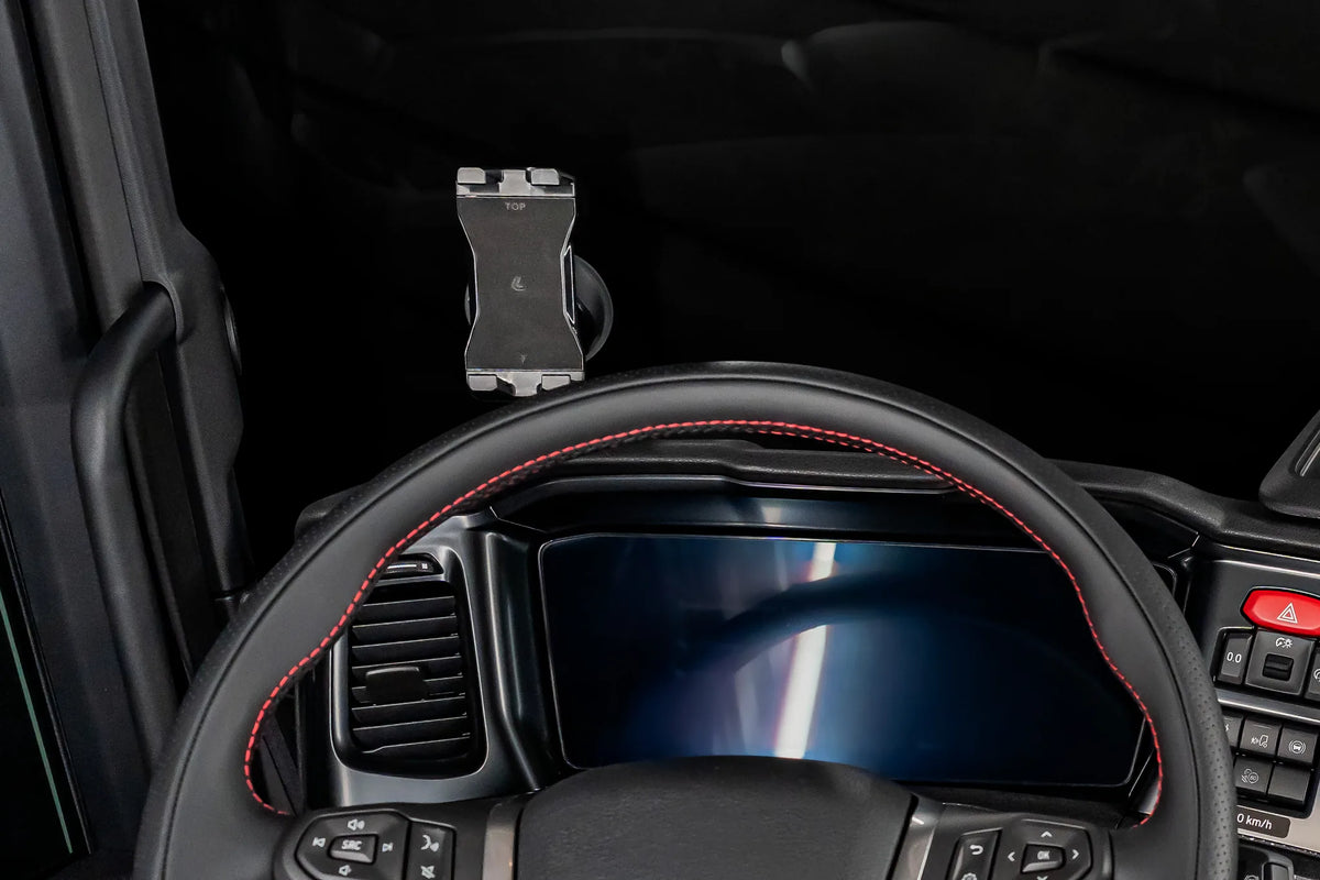 Super Grip, porta telefono e tablet con ventosa adesiva montato sul veicolo