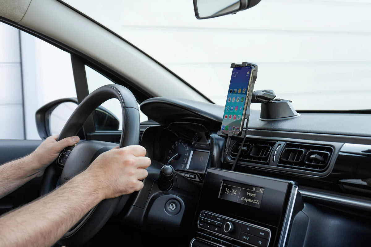 Super Grip, porta telefono e tablet con ventosa adesiva montato sul veicolo