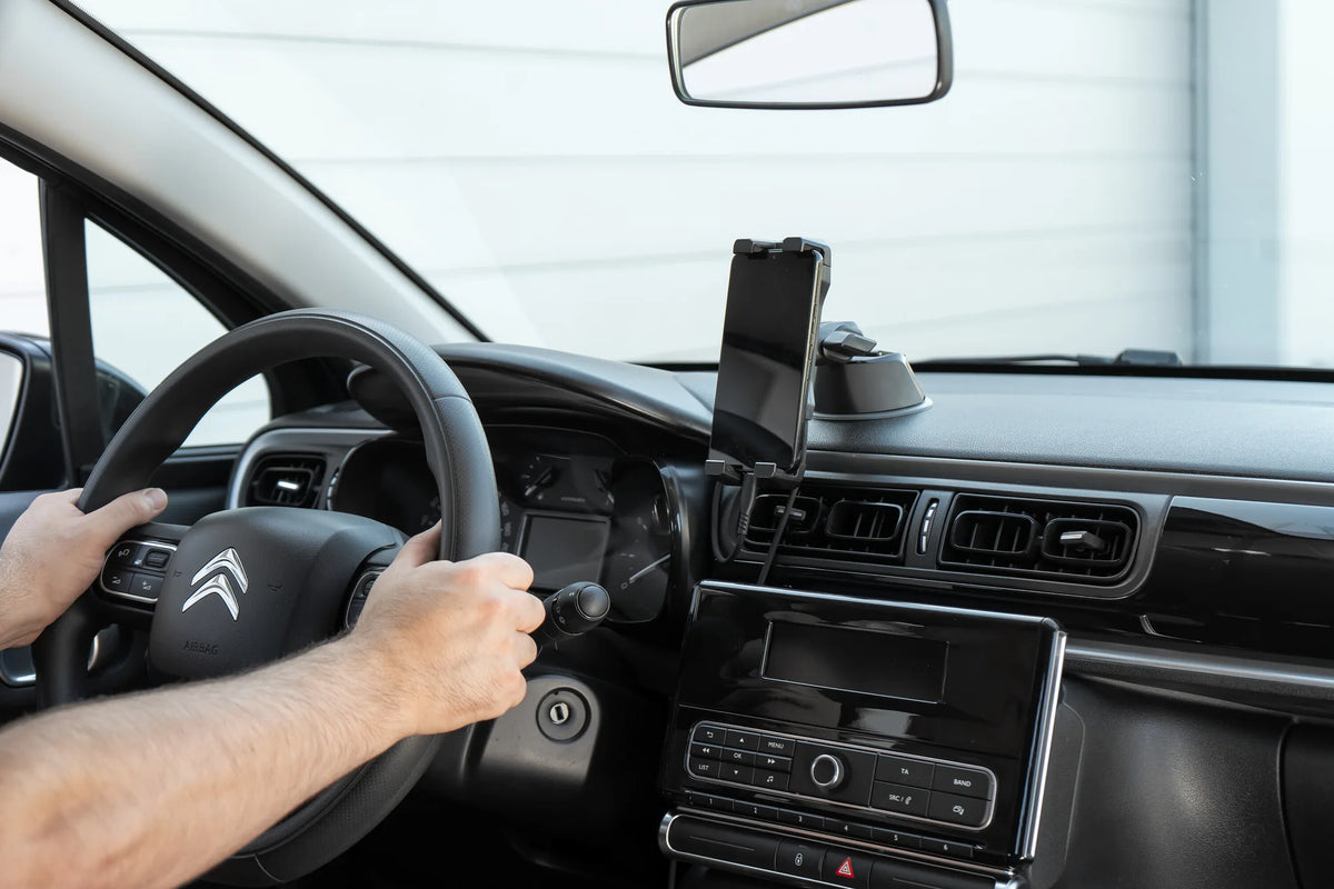 Super Grip, porta telefono e tablet con ventosa adesiva montato sul veicolo