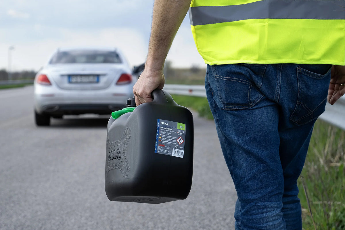 Tanica carburante completa di travasatore montato sul veicolo, vista 3