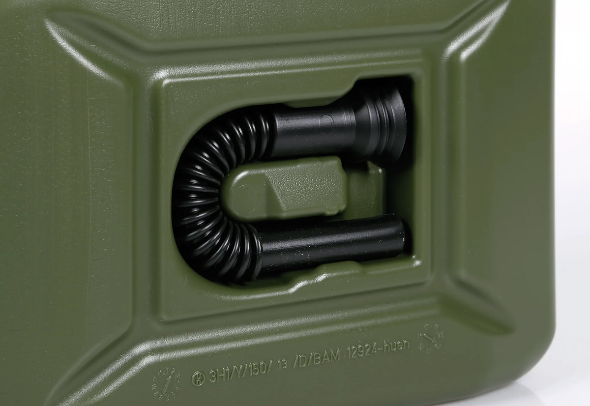 Tanica carburante in polietilene, modello militare su fondo bianco, vista 3