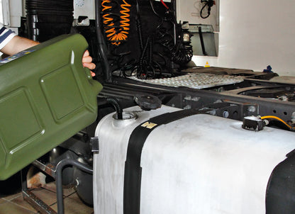 Tanica carburante in polietilene, modello militare montato sul veicolo, vista 6