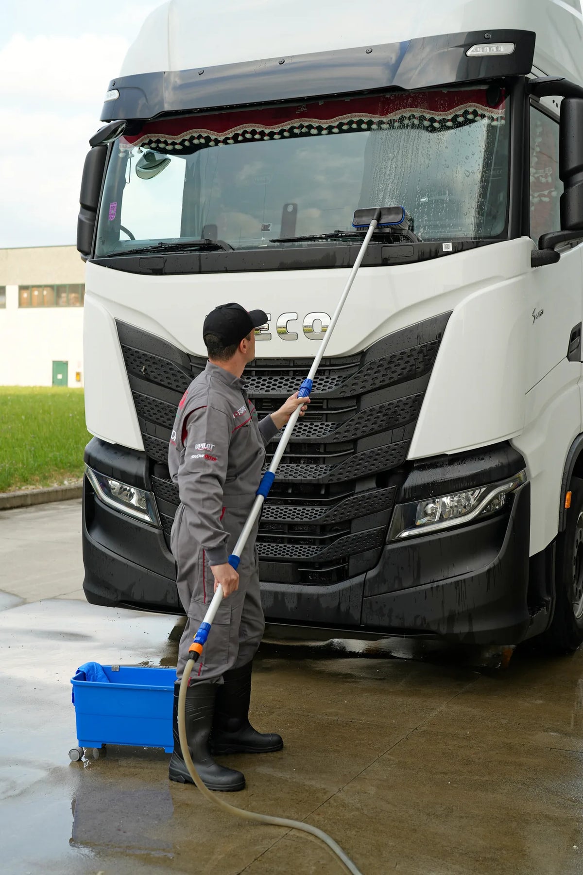 Truck-Wash, set idrospazzola con manico telescopico montato sul veicolo