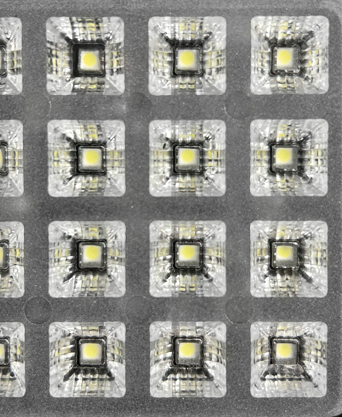 WL-28, faro ausiliario a 16 Led - 12/24V su fondo bianco, vista 3